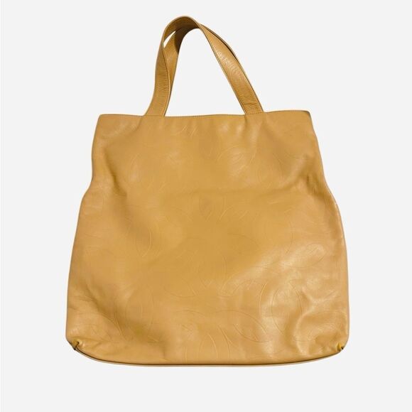 CHANEL Tan Tote Bag with Spacious Design - Picture 1 of 16